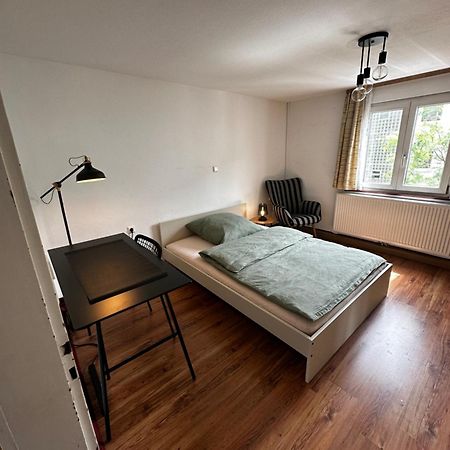Einfaches Haus Mit Privatzimmern Und Gemeinschaftsraeumen Heilbronn Eksteriør billede