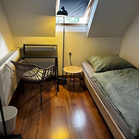 Einfaches Haus Mit Privatzimmern Und Gemeinschaftsraeumen Heilbronn Eksteriør billede
