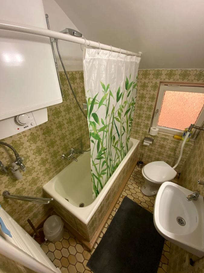 Einfaches Haus Mit Privatzimmern Und Gemeinschaftsraeumen Heilbronn Eksteriør billede