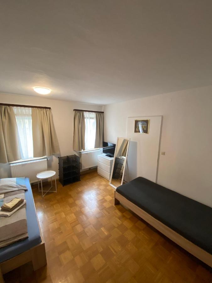 Einfaches Haus Mit Privatzimmern Und Gemeinschaftsraeumen Heilbronn Eksteriør billede