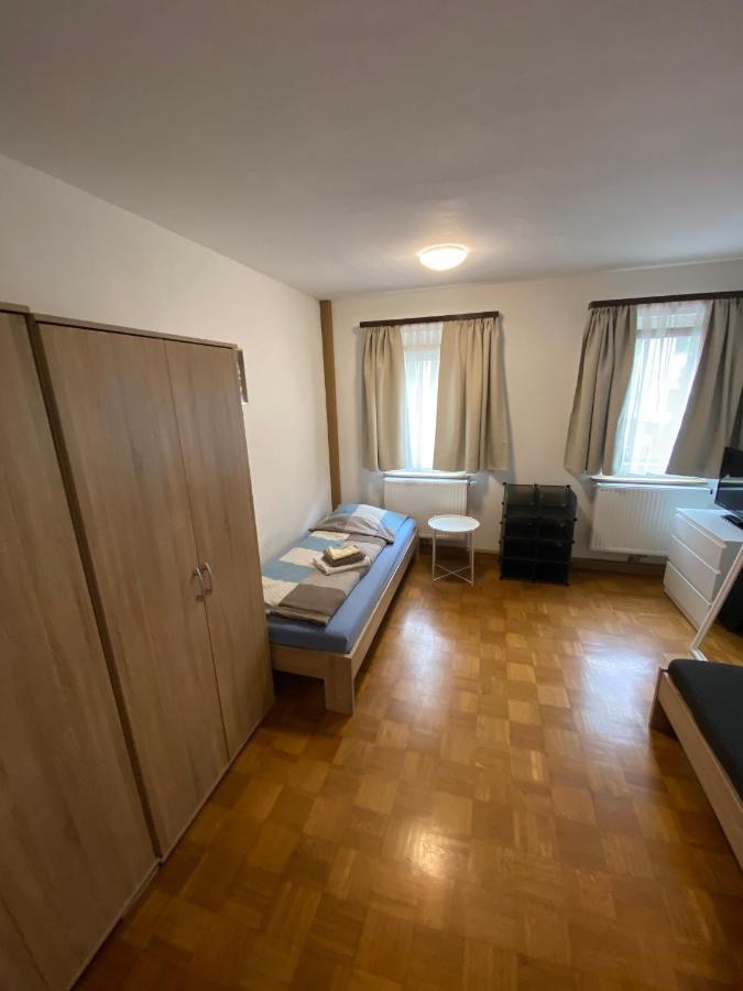 Einfaches Haus Mit Privatzimmern Und Gemeinschaftsraeumen Heilbronn Eksteriør billede