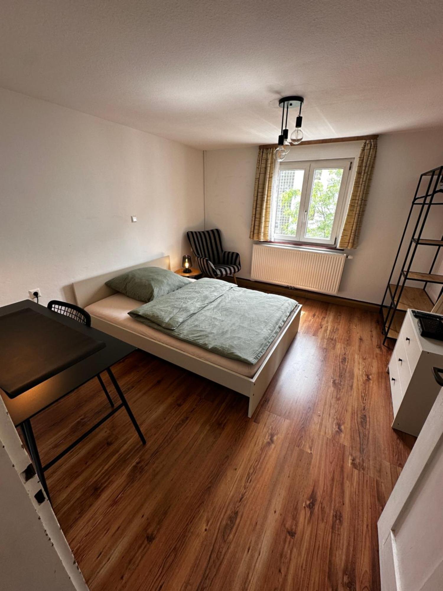Einfaches Haus Mit Privatzimmern Und Gemeinschaftsraeumen Heilbronn Eksteriør billede