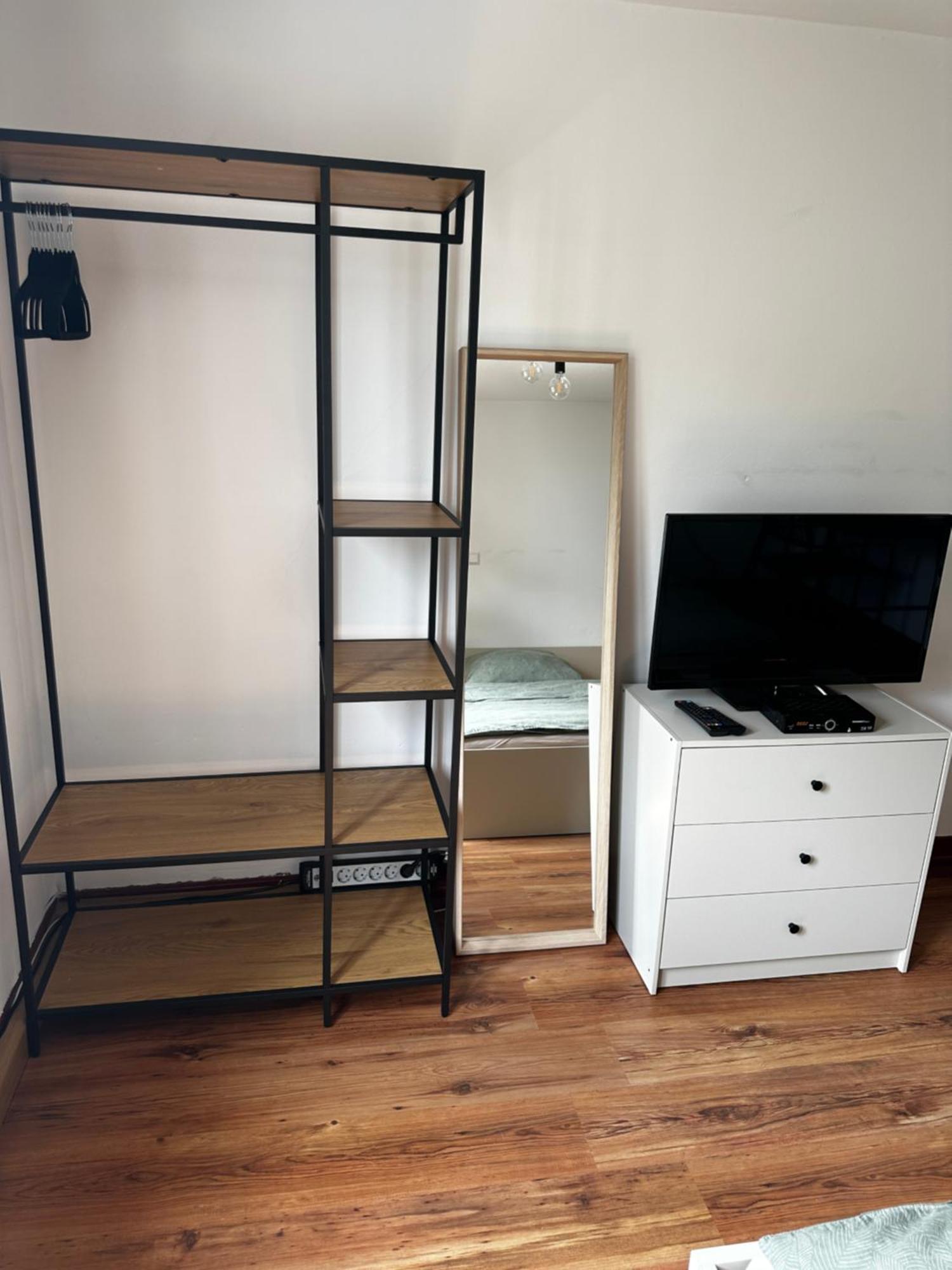 Einfaches Haus Mit Privatzimmern Und Gemeinschaftsraeumen Heilbronn Eksteriør billede