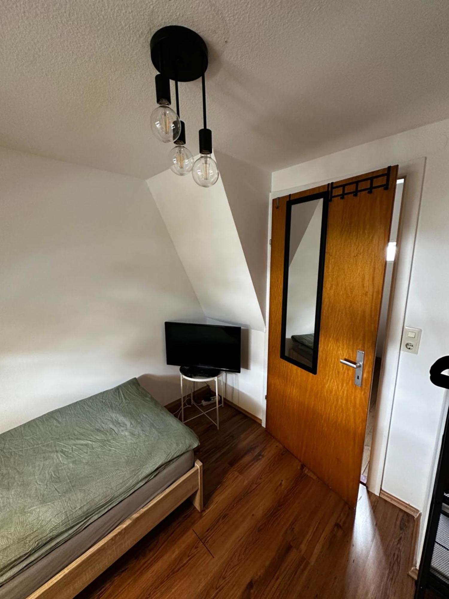 Einfaches Haus Mit Privatzimmern Und Gemeinschaftsraeumen Heilbronn Eksteriør billede